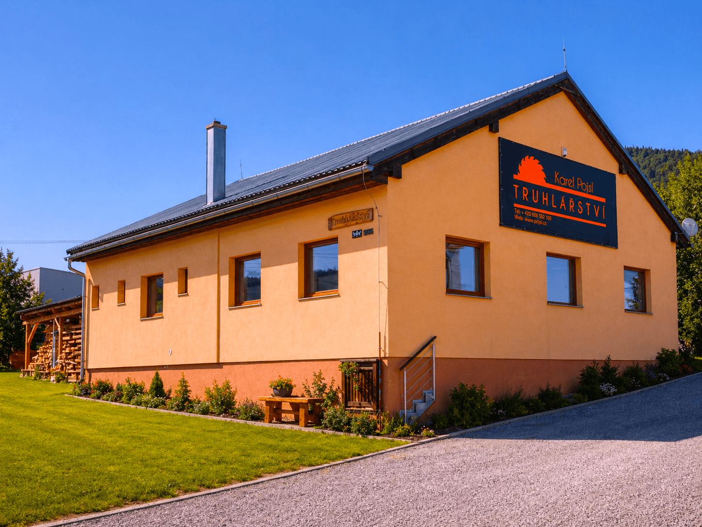 Exteriér truhlářské dílny a showroomu Truhlářství Karel Pojsl v Prachaticích