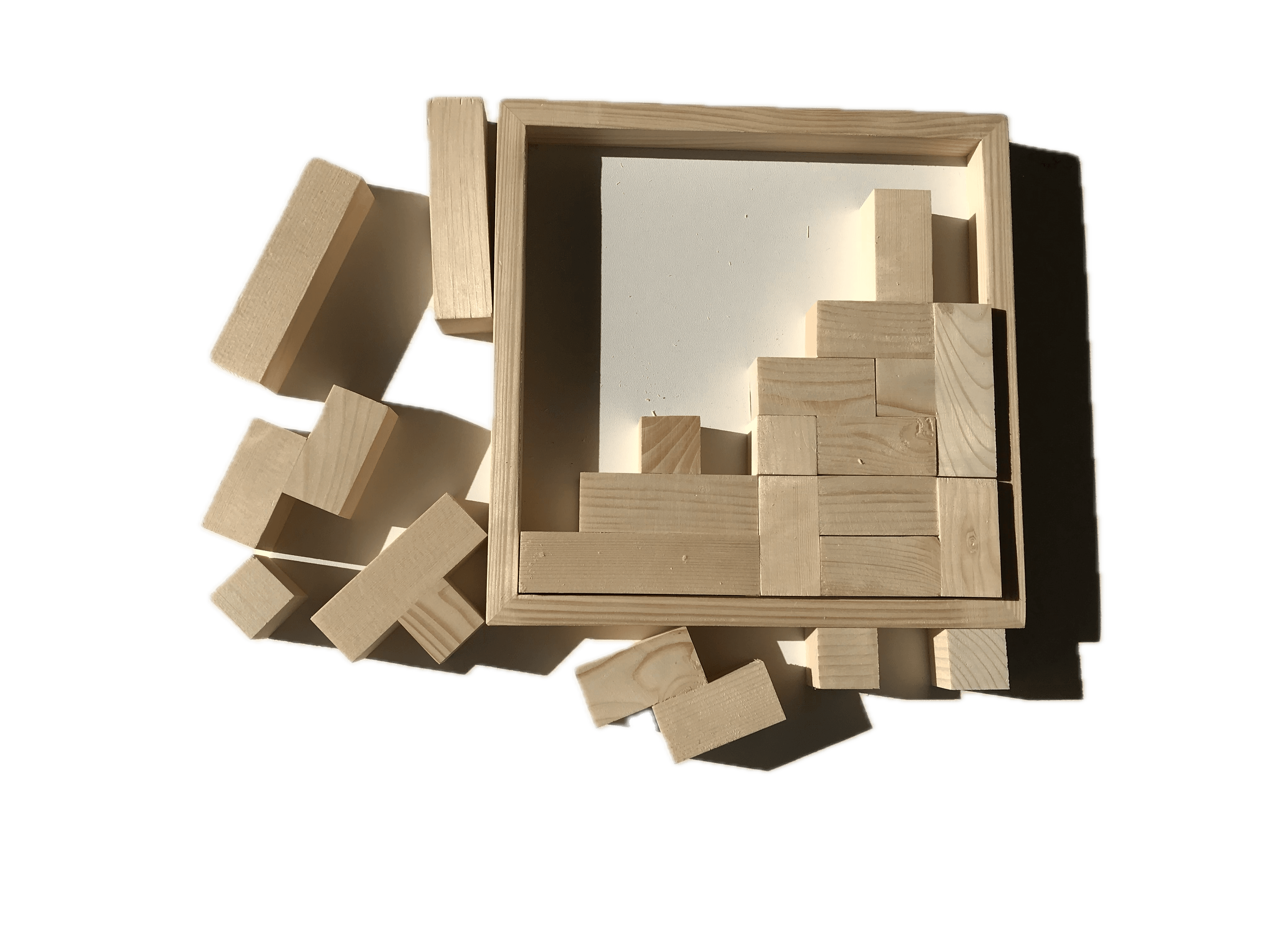 Dřevěná stavebnice jako puzzle napůl vyskládaná do dřevěného rámu.